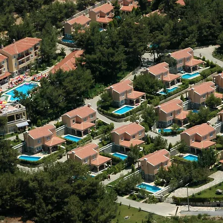 Pine Club Apart 4*
