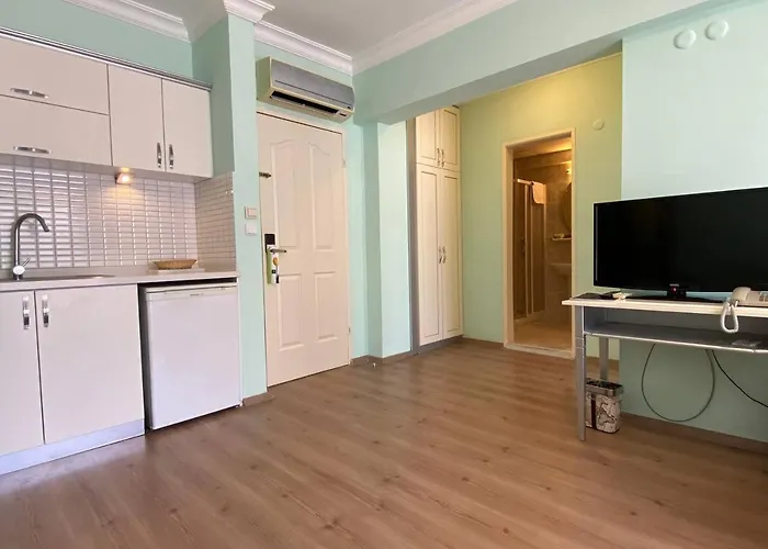 Pine Club Apart Gæstehus Kusadası